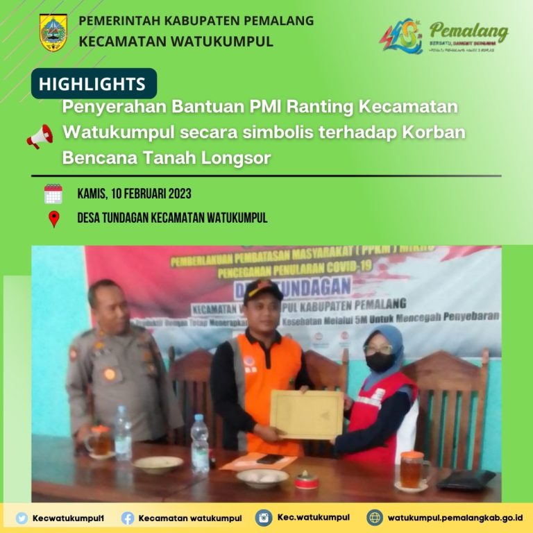 Pemberian bantuan PMI secara simbolis kepada Kepala Desa Tundagan untuk Para Korban Bencana Tanah Longsor