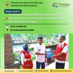 Pemberian bantuan PMI secara simbolis kepada Kepala Desa Cikadu untuk Para Korban Bencana Tanah Longsor