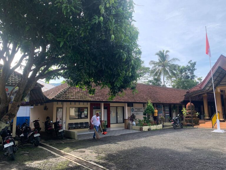 KEGIATAN JUMAT BERSIH DI LINGKUNGAN KECAMATAN WATUKUMPUL