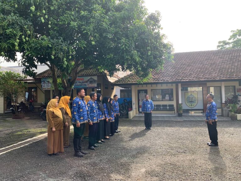 KEGIATAN APEL PAGI DILINGKUNGAN KECAMATAN WATUKUMPUL