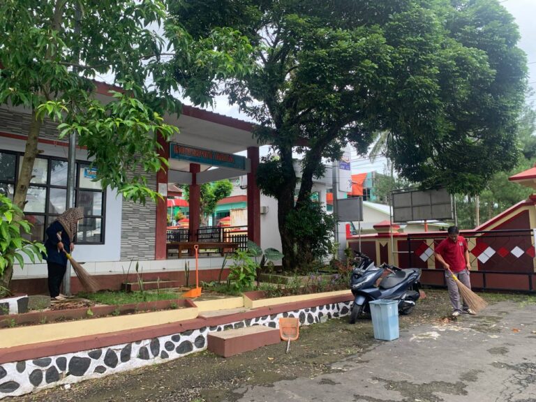 KEGIATAN JUMAT BERSIH DILINGKUNGAN KECAMATAN WATUKUMPUL