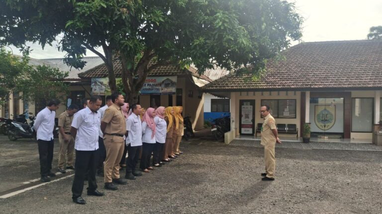 KEGIATAN APEL PAGI DI LINGKUNGAN KECAMATAN WATUKUMPUL