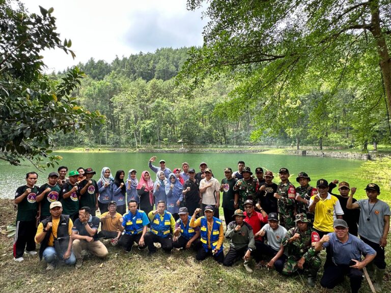 KEGIATAN JUM’AT BERSIH DI TLAGA RENGGANIS DESA GAPURA
