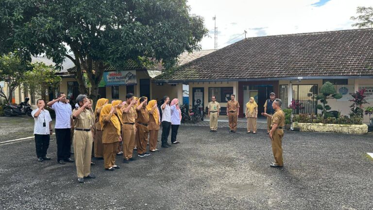 KEGIATAN APEL PAGI DILINGKUNGAN KECAMATAN WATUKUMPUL