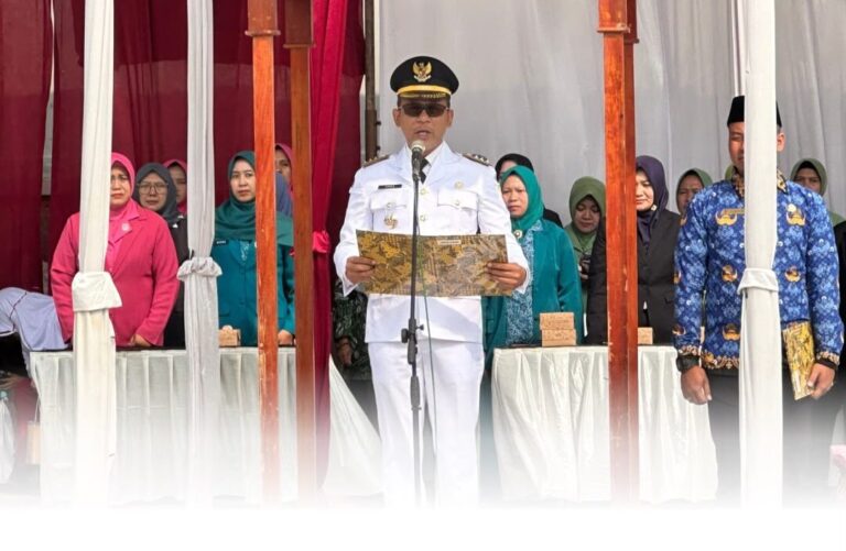 PENGIBARAN BENDERA MERAH PUTIH TINGKAT KECAMATAN WATUKUMPUL