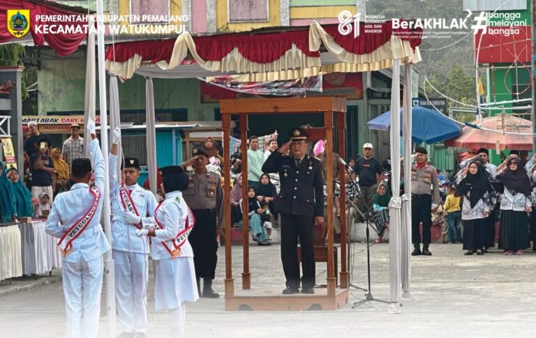 PENURUNAN BENDERA MERAH PUTIH TINGKAT KECAMATAN WATUKUMPUL